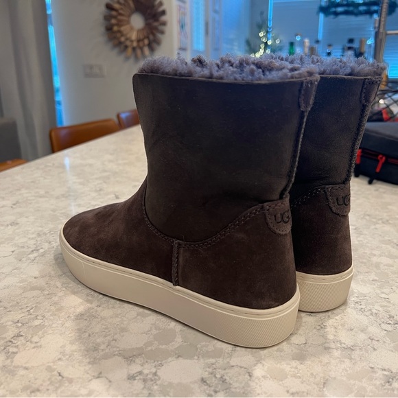 UGG women boots size 7 - Picture 4 of 9